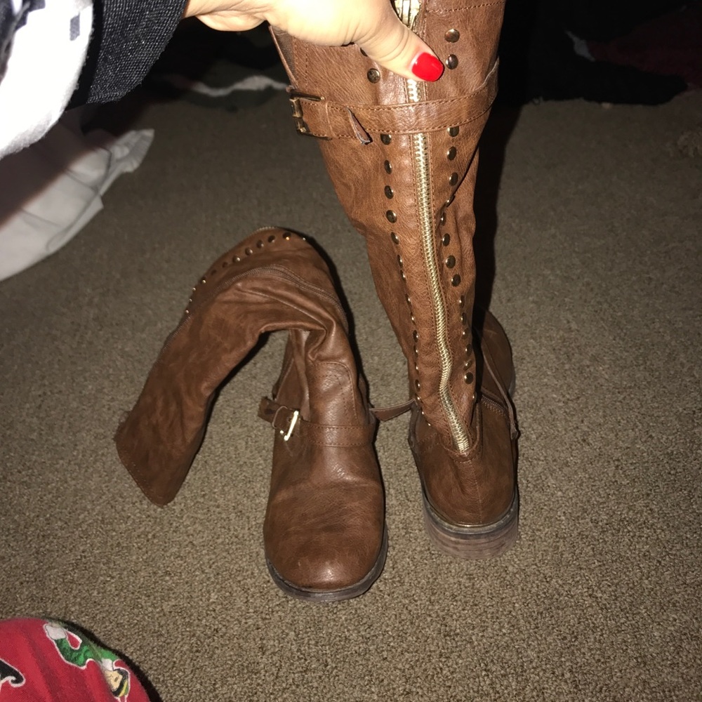 SUPER CUTE BROWN BOOTS