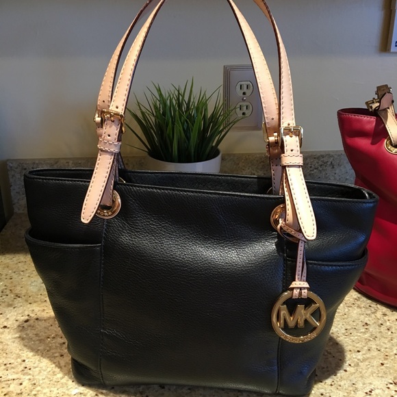 Michael Kors Handbags - Black leather Michael Kors purse bag
