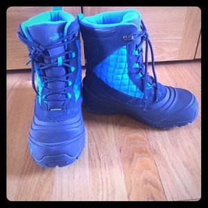 North Face kids winter boots size 4 *Like New