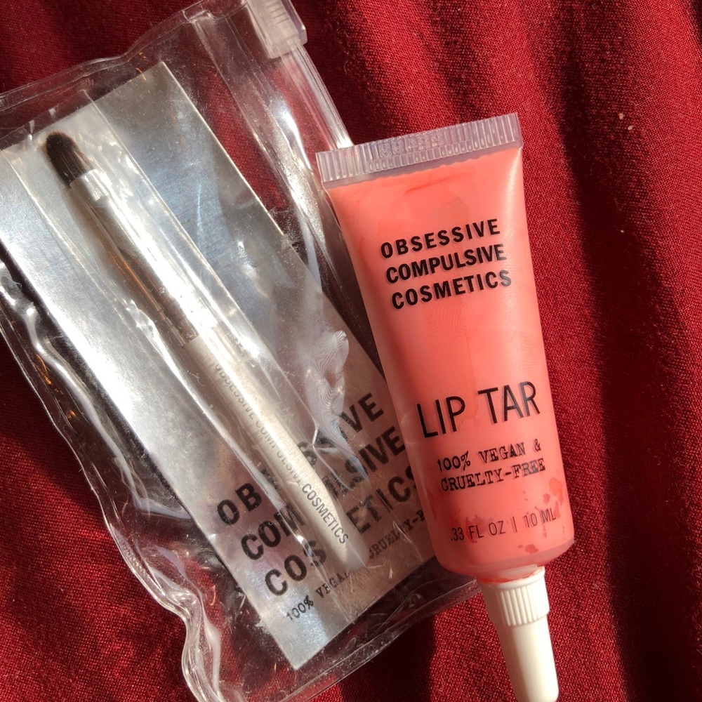 Obsessive compulsive cosmetics in femme