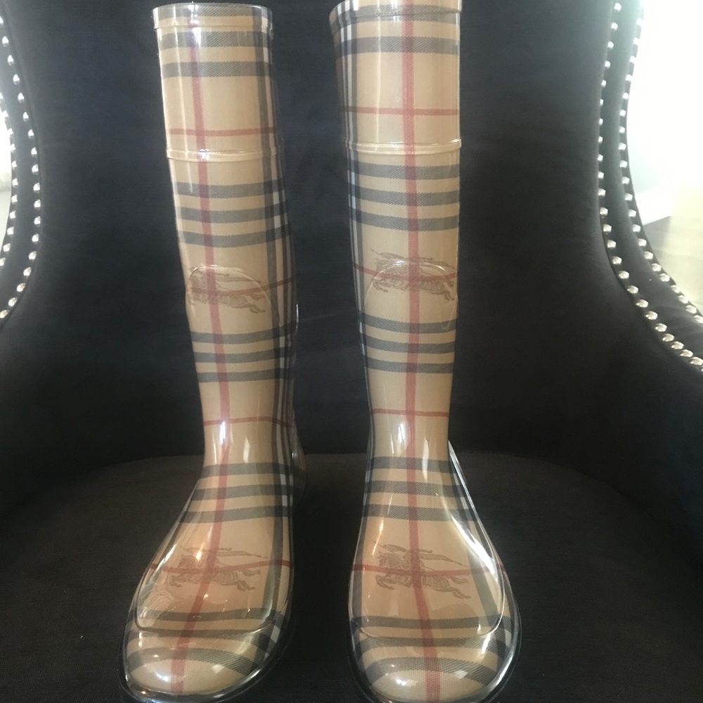 ☂️BURBERRY Rain Boot! Size 37; 7. Adorable boot!