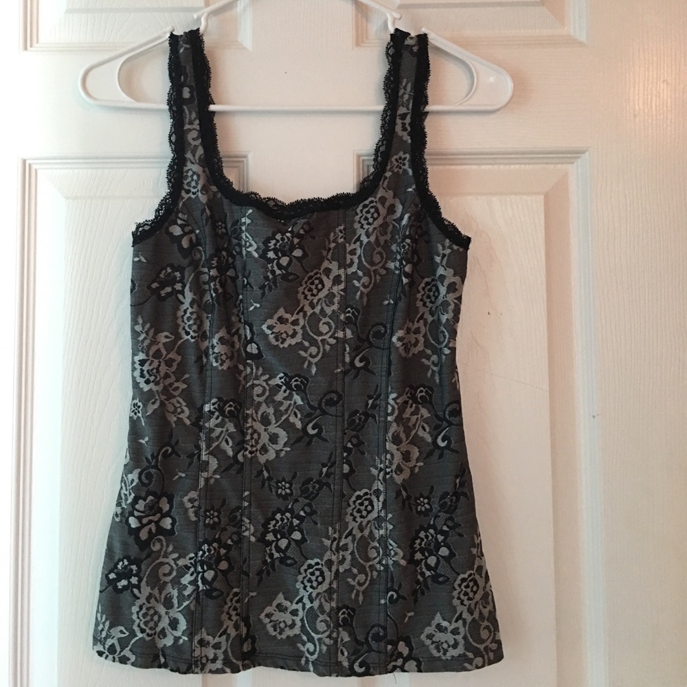 Tank with pretty pattern