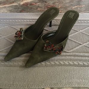 PELLE moda olive green suede mules. NWOT. Size 10