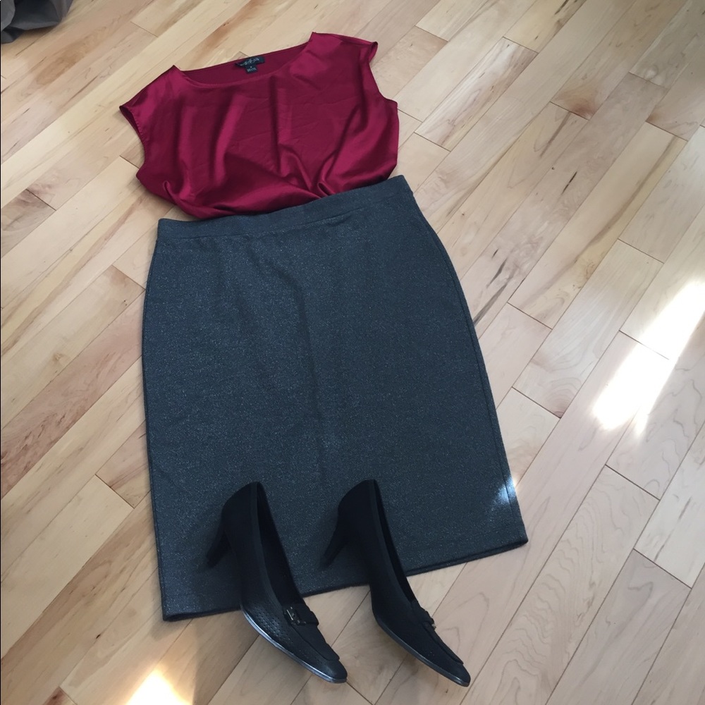 Knee-length tailored knit skirt