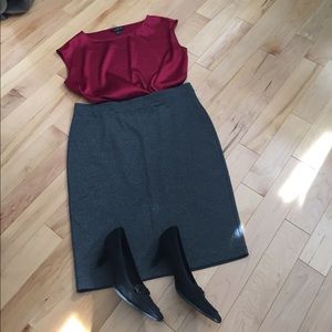 Knee-length tailored knit skirt