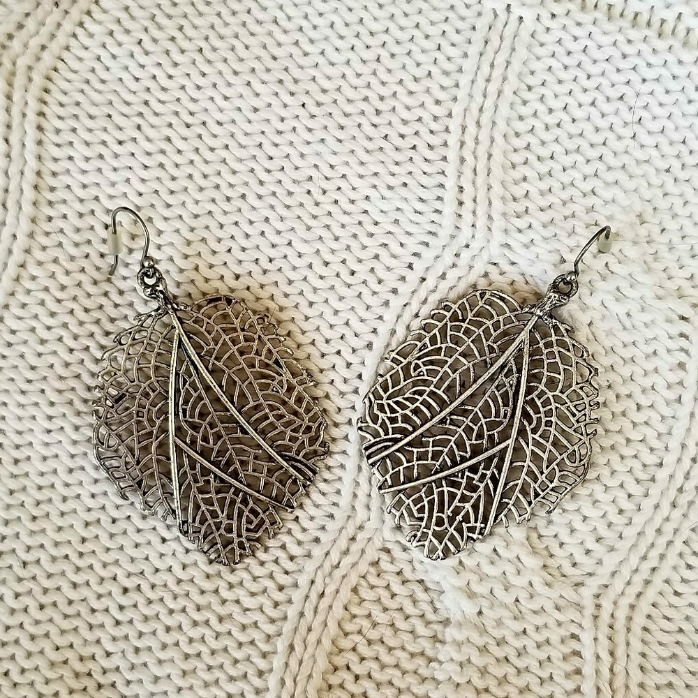 Silver 🍂Leaf 🍂Impression Earrings - Picture 2 of 2