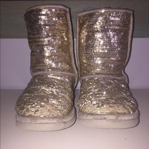 Women’s size 8, silver sparkly ugh boots. Worn