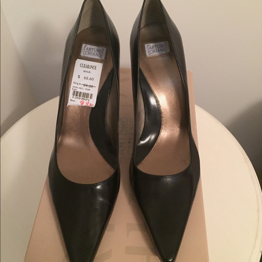Never worn, ladies black pumps! Size 9.5