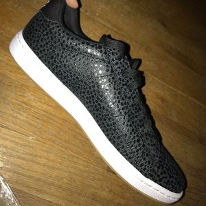 nike tennis black and white tennis shoes