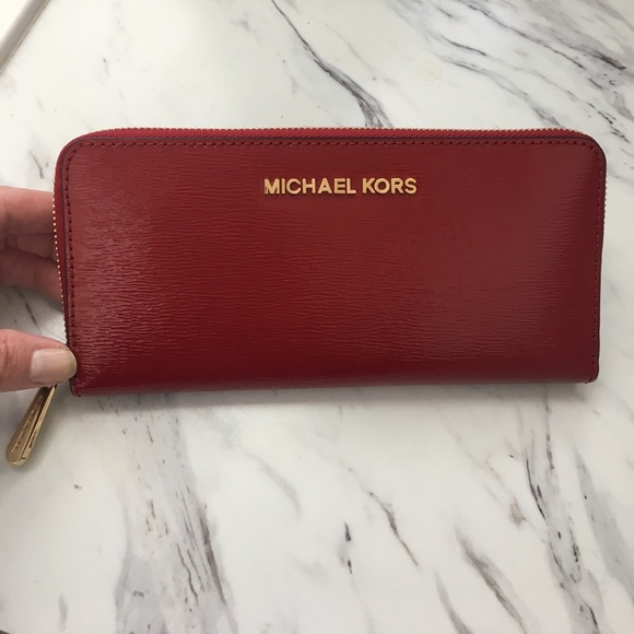 Michael Kors Handbags - Michael Kors zip wallet