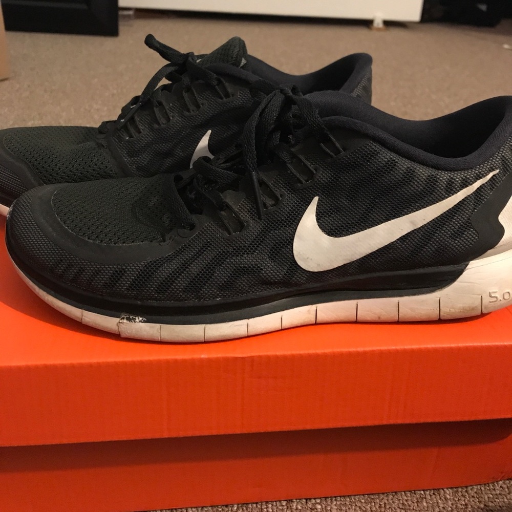 Black and white nike free run 5.0