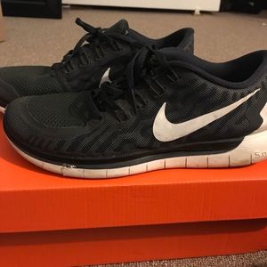 Black and white nike free run 5.0
