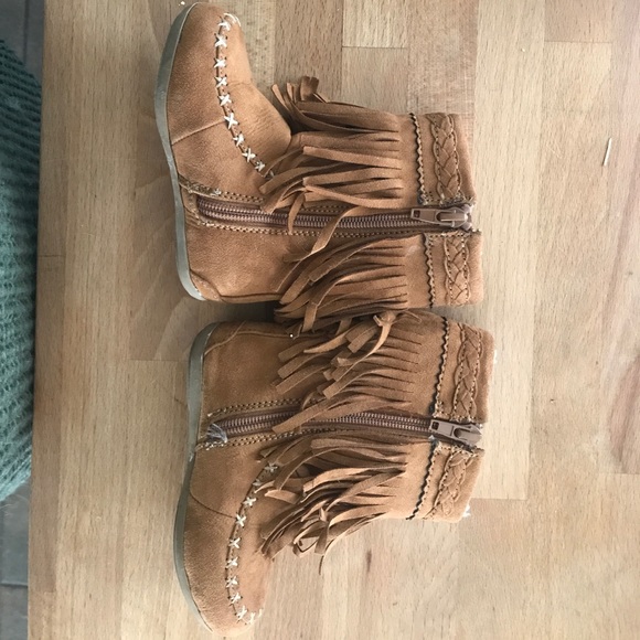 Cute fringe booties! - Picture 4 of 5