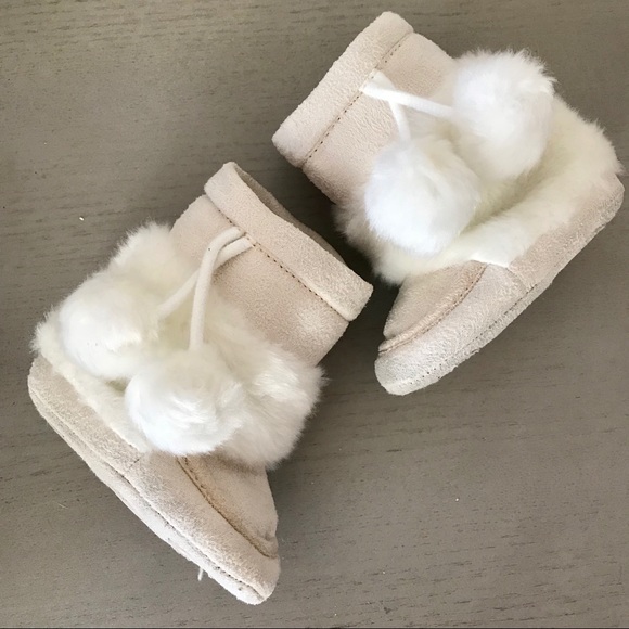 Other - 🐻 HP- Baby Fur Booties Cream Color