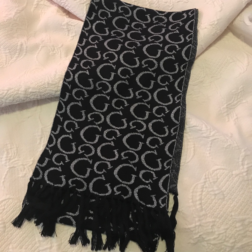Guess scarf