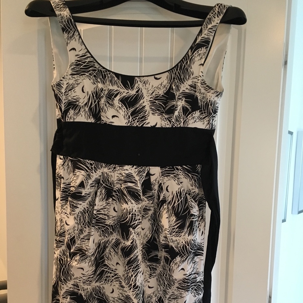 Black and dress casual dress.