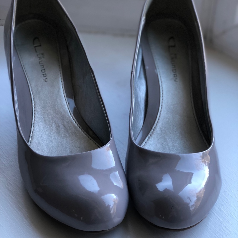 CL by Chinese Laundry - wedge pump/lt gray patent