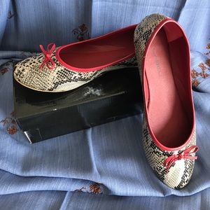 Snake print shoe with maroon trim.  SZ 9