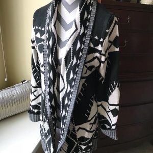 Aztec print black and white cardigan 🖤🖤