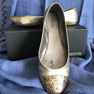 Gold sequin flat.  SZ 9