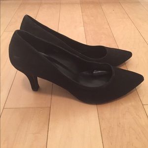 Comfort black suede pump