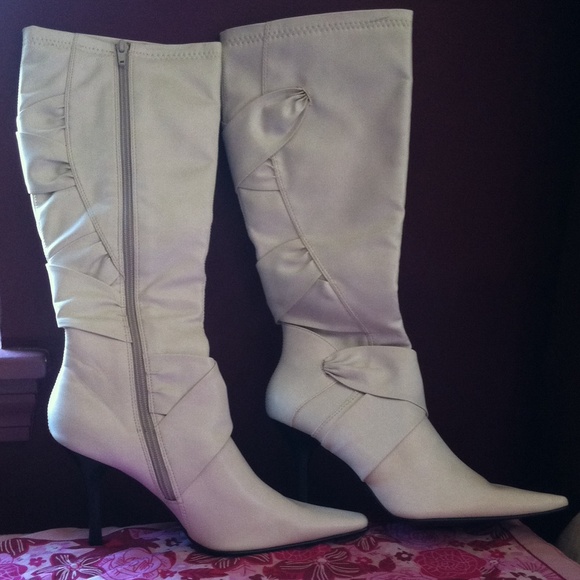 Shoes - Women's white boots NWOT