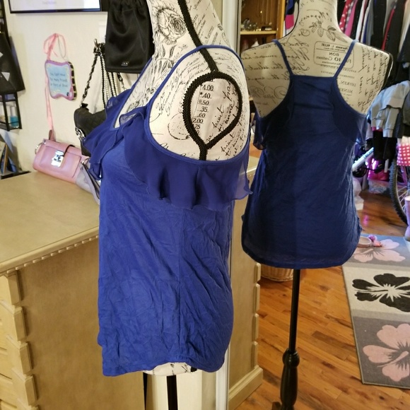 *BOGO🌹Super Cute Ruffle Top🌹 - Picture 3 of 6