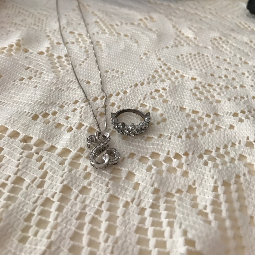 Striking silver necklace & tiara ring