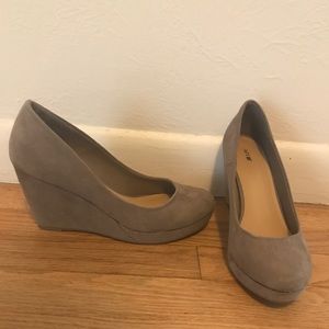 TAUPE WEDGES by APT9 / Size 8