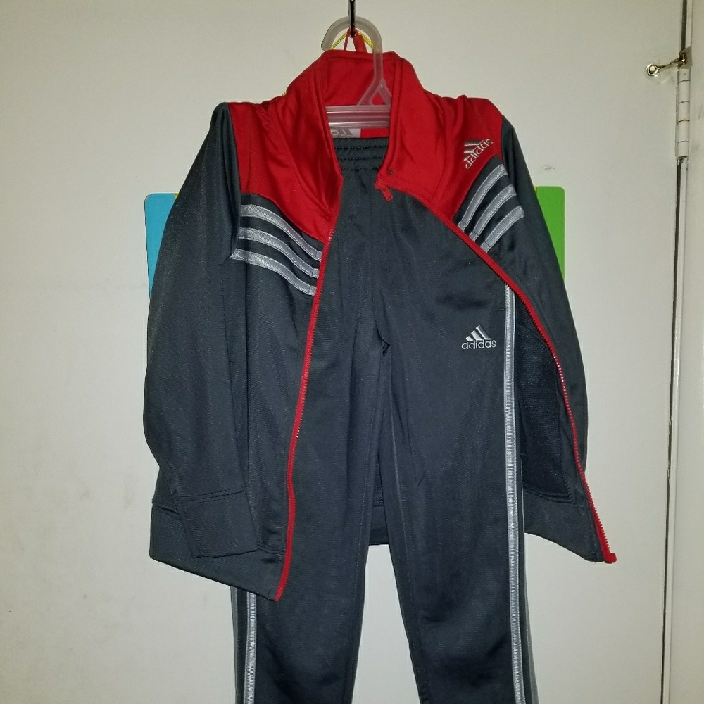 Toddler jogging suit.