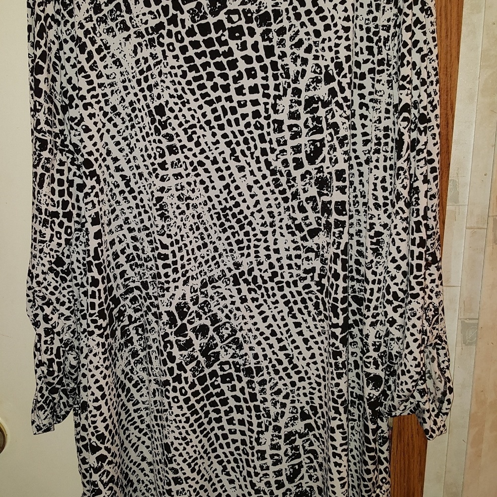 Like new top - Picture 2 of 3