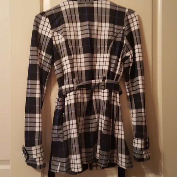 Light coat in great condition - Picture 2 of 3