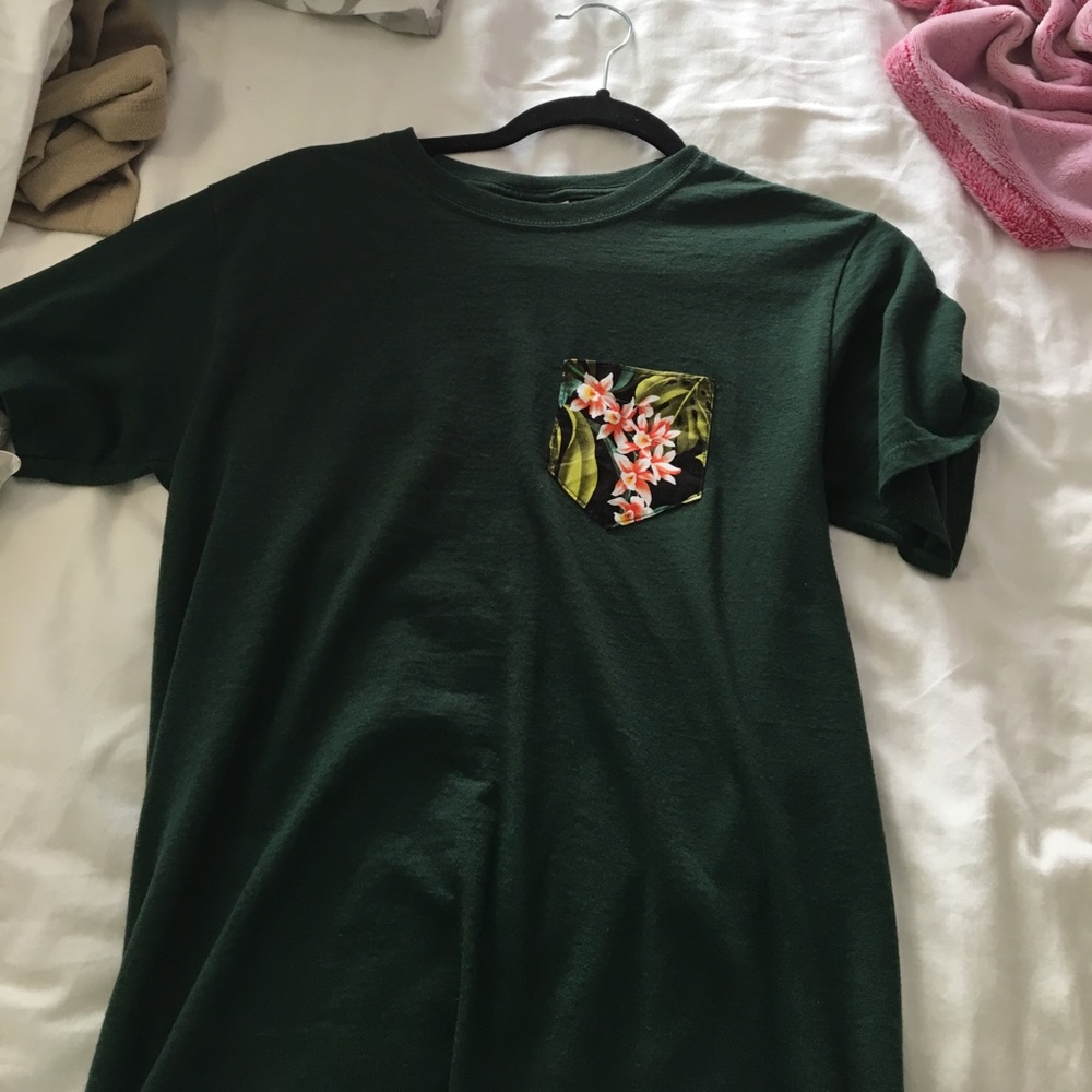 Dark green tshirt with patterned pocket