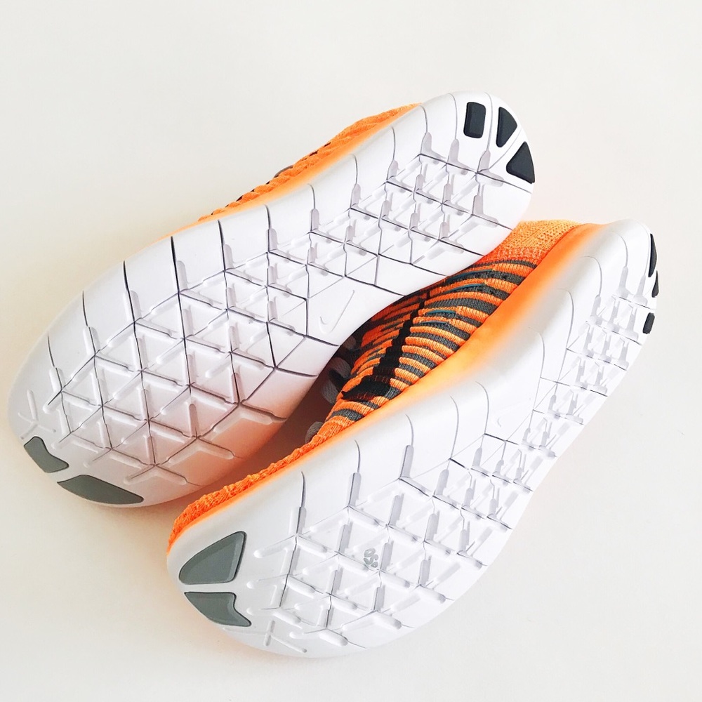 Last one Sz 7🌹Nike Free flyknit running shoes - Picture 3 of 4