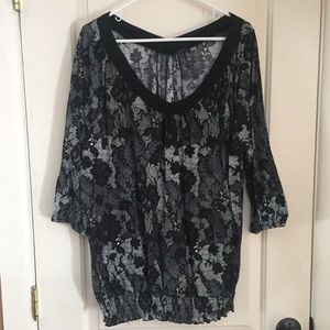 Black and white screen print floral poly 3/4 top
