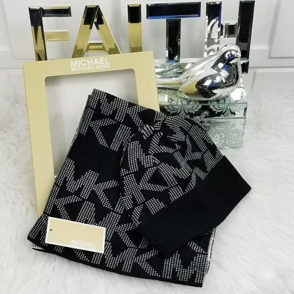 Michael Kors Accessories - 🔴LAST 1🔴MICHAEL KORS SCARF & HAT SET BLK/WHITE