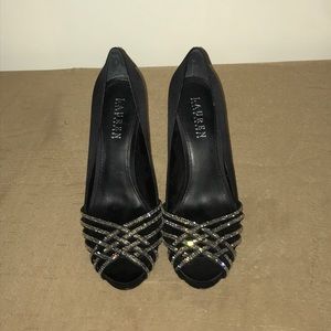 Black pumps with diamond toe detail