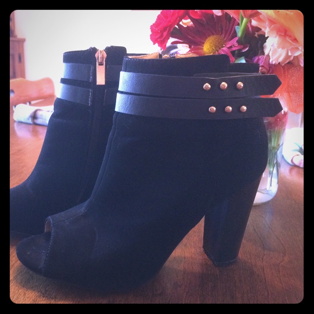 Black peep toe heels! 👠👠