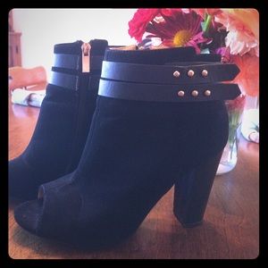 Black peep toe heels! 👠👠