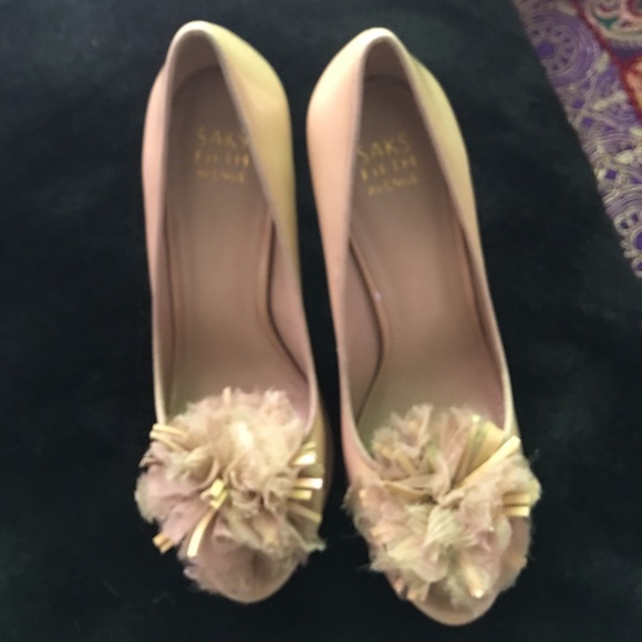 Antique rose Saks heels - Picture 1 of 5