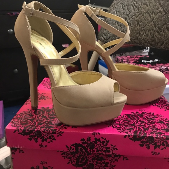 Classy nude heels - Picture 1 of 3