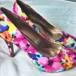Flowery pumps