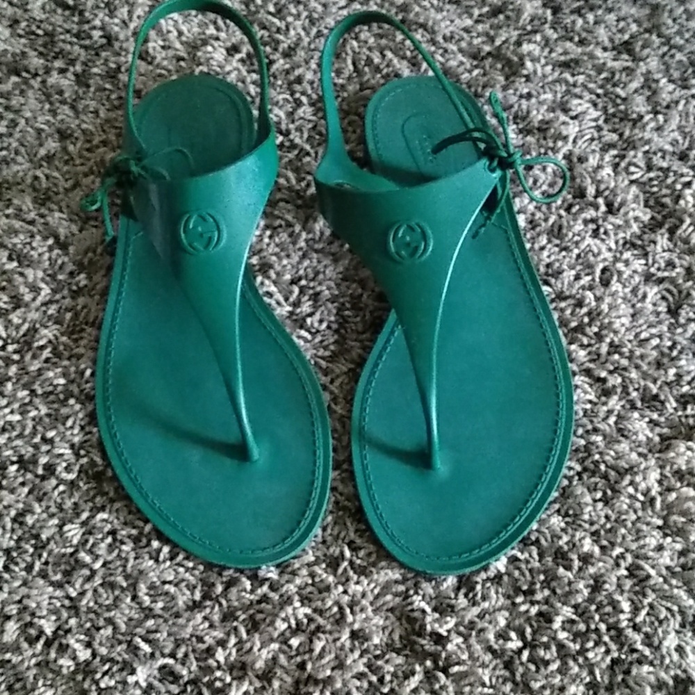 Gucci katina rubber thong Sandals!