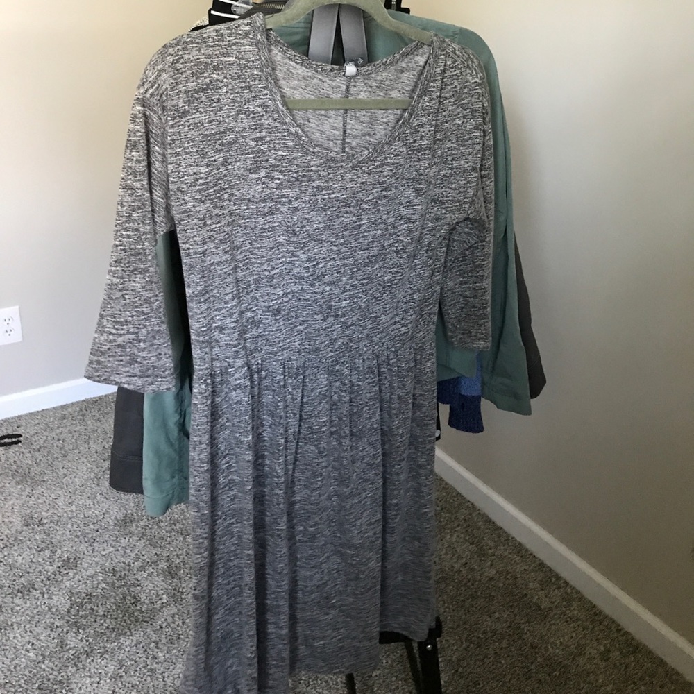 Adorable grey dress!