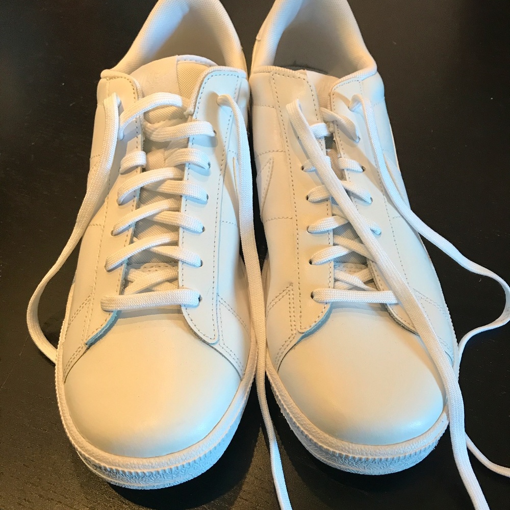 *NEVER WORN* Nike Tennis Classic Sneaker in White