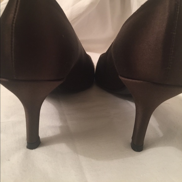 STUART WEITZMAN Chocolate Satin Heels - Picture 6 of 7
