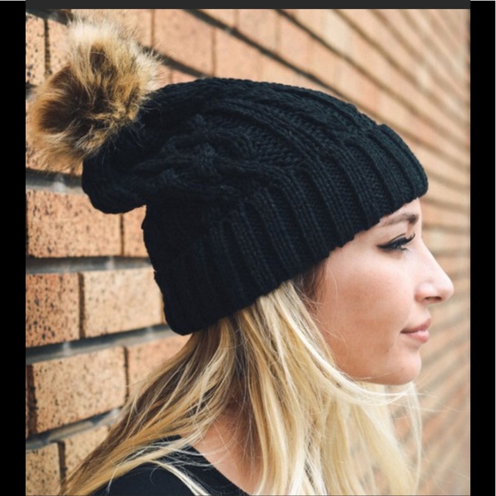 🆕🎉Pom Pom Beanie🎉 - Picture 1 of 3
