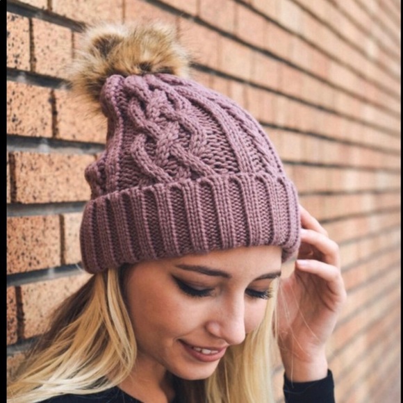 🆕🎉Pom Pom Beanie🎉 - Picture 2 of 3