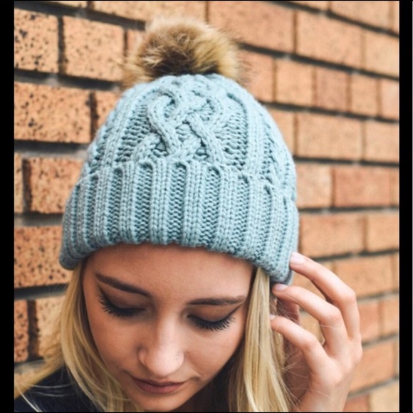 🆕🎉Pom Pom Beanie🎉 - Picture 3 of 3