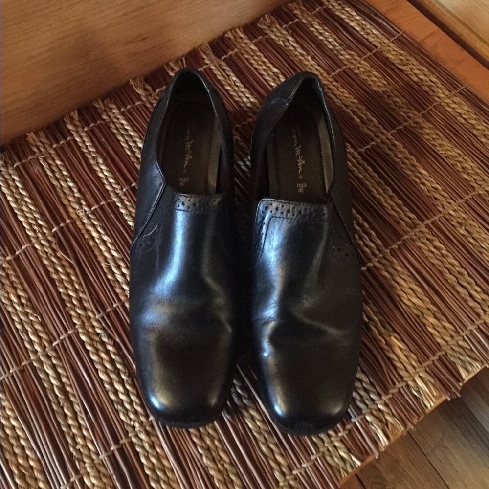 Black leather shoes size 9 W